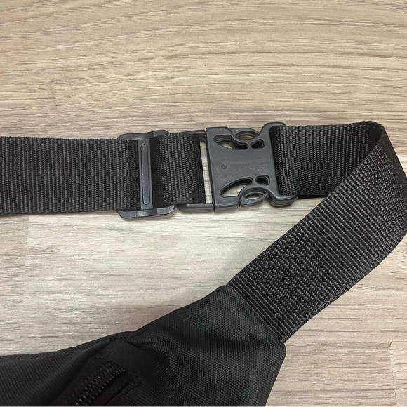 🖤 Defend Brooklyn RARE “Do The Right Thing” Fanny Pack🖤 - Picture 4 of 5